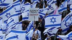 Nach den Massenprotesten gegen die Justizreform rudert die Regierung in Israel nun zurück. (Bild: AFP)