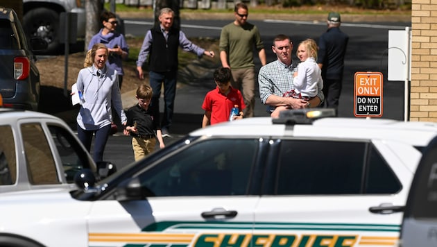 Polizeieinsatz nach dem Amoklauf in einer Grundschule in Nashville (Bild: John Amis/AP)