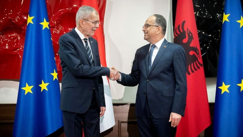 Ein besonders herzlicher Empfang für Bundespräsident Alexander Van der Bellen beim albanischen Amtskollegen Bajram Begaj in Tirana (Bild: APA/BUNDESHEER/CARINA KARLOVITS)