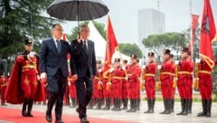 Das Wetter passte nicht zum Anlass: Es regnete in Strömen, als der albanische Staatschef auf dem Platz vor seinem Amtssitz in Tirana Bundespräsident Van der Bellen mit militärischen Ehren empfing. (Bild: APA/BUNDESHEER/CARINA KARLOVITS)