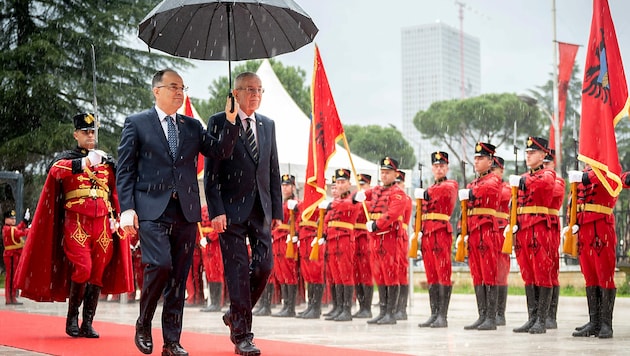 Das Wetter passte nicht zum Anlass: Es regnete in Strömen, als der albanische Staatschef auf dem Platz vor seinem Amtssitz in Tirana Bundespräsident Van der Bellen mit militärischen Ehren empfing. (Bild: APA/BUNDESHEER/CARINA KARLOVITS)