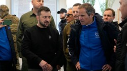 Der ukrainische Präsident Wolodymyr Selenskyj hat beim Treffen mit dem Chef der UN-Atomaufsicht IAEA, Rafael Grossi, die Notwendigkeit des Abzugs der russischen Truppen aus dem Kernkraftwerk Saporischschja betont. (Bild: AP)