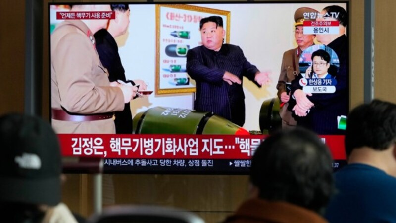 „Wir sollten uns niemals mit der Konsolidierung der Reaktionsfähigkeit unserer Nuklearstreitkräfte zufriedengeben und uns ständig bemühen, die Nuklearstreitkräfte zu stärken“, so Kim. (Bild: AP/Ahn Young-joon)