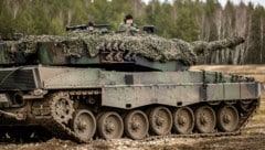 Training am Kampfpanzer-Leopard in Polen (Bild: APA/AFP/Wojtek RADWANSKI)