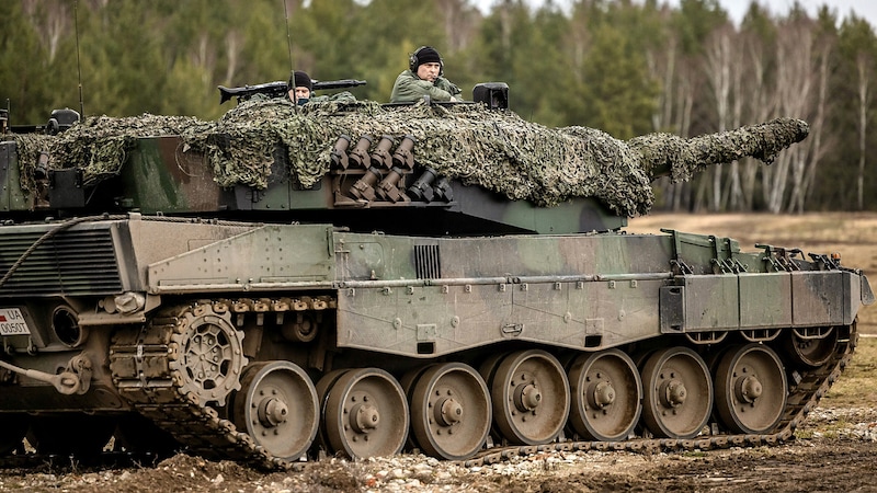 Polonya'da Leopard ana muharebe tankı eğitimi (Bild: APA/AFP/Wojtek RADWANSKI)