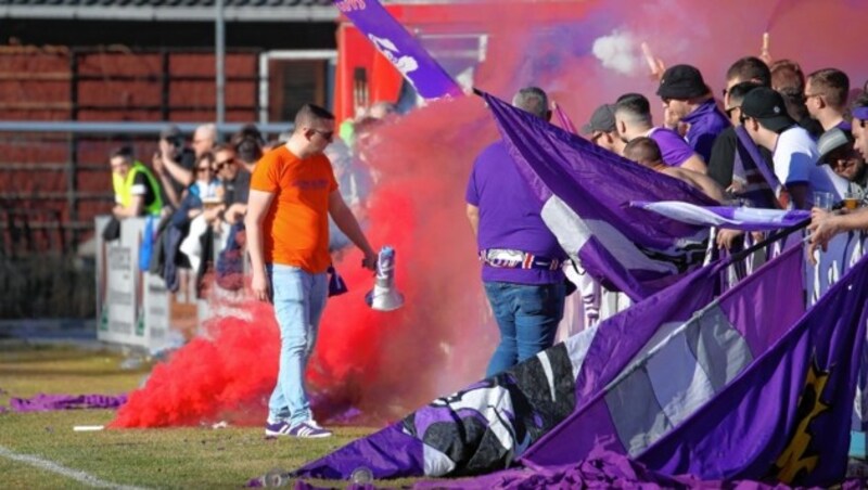 Sorgten in Schwaz für gute Stimmung: die Fans von Austria Salzburg. (Bild: Kronen Zeitung)