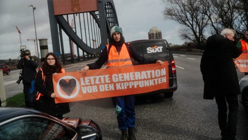 Die Aktivisten der „Letzten Generation“ sorgten für einen Verkehrskollaps in Hamburg. Zwei von ihnen müssen nun für zehn Tage ins Gefängnis. (Bild: twitter.com/@AufstandLastGen)