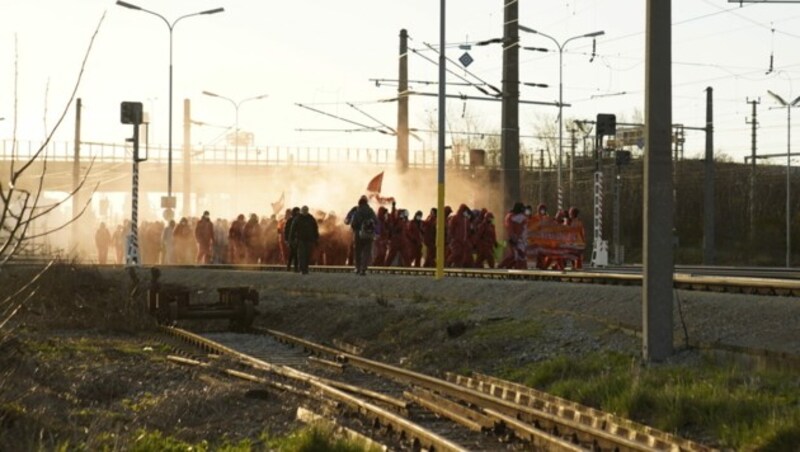 Rund 200 Aktivisten nahmen am Dienstag an der Blockade bei der OMV in schwechat teil. (Bild: APA/BLOCK GAS)