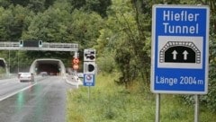 Gefährliche Szenen im A10-Tunnel bei Golling (Bild: Markus Tschepp)