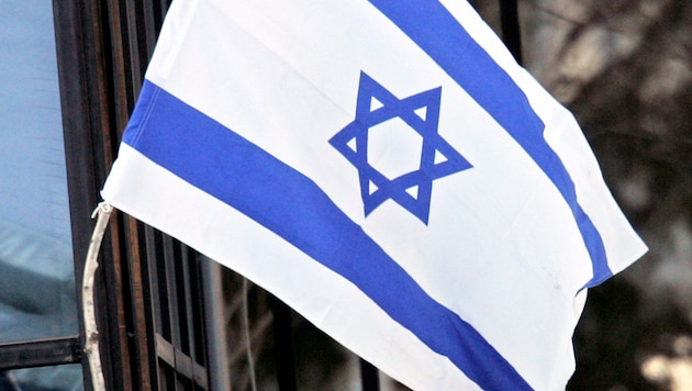 Eine Israel-Fahne wurde vor dem Alten Rathaus in Linz zerschnitten (Symbolbild). (Bild: GEPA pictures)
