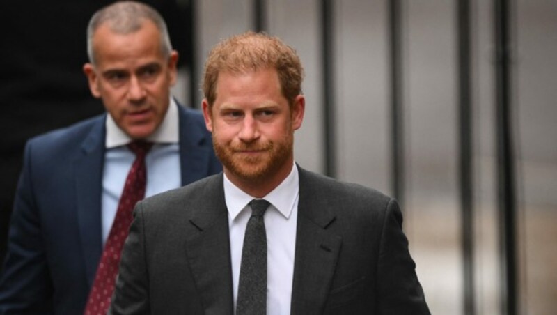 Prinz Harry ist ohne seiner Familie in London, um der Vorverhandlung beizuwohnen. (Bild: APA/Photo by Daniel LEAL/AFP)