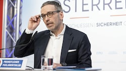 FPÖ-Chef Herbert Kickl zeigte sich bei einer Pressekonferenz am Dienstag erbost über die geplante virtuelle Selenskyj-Rede im Parlament. (Bild: APA/TOBIAS STEINMAURER)