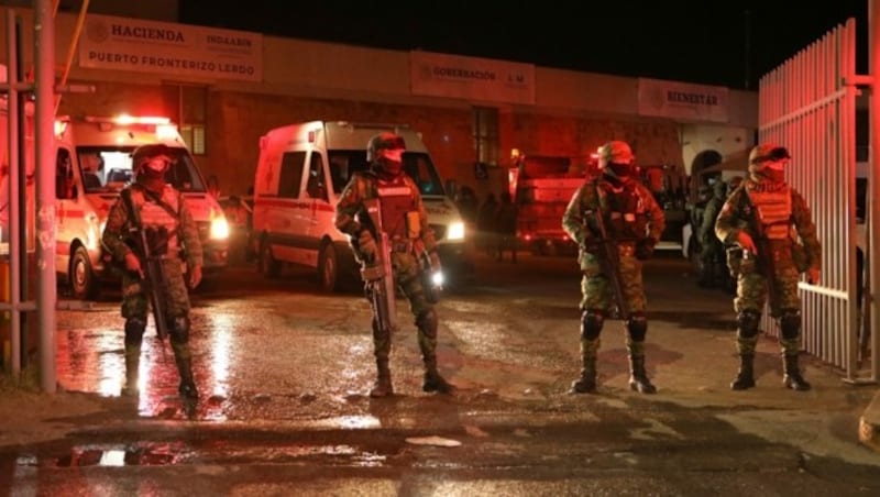 Feuerwehrleute und Soldaten sicherten den Einsatzort ab. (Bild: AFP)