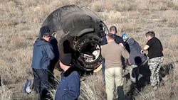 Die nach dem Einschlag eines Mikrometeoriten beschädigte russische Raumkapsel „Sojus MS-22“ ist am Dienstag sanft in der Steppe der zentralasiatischen Republik Kasachstan gelandet. (Bild: Roscosmos State Space Corporation via AP)