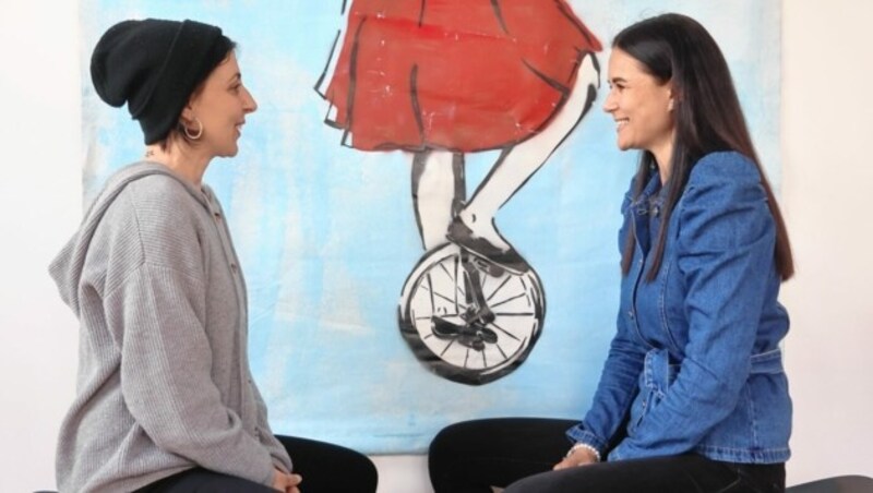 Carina Pröll (li.) mit Jasmin Steiner, Chefin vom Dienst der „Tiroler Krone“. (Bild: Birbaumer Christof)