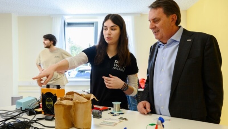 Wolfgang Ecker mit Teilnehmern bei der Skills Week in St. Pölten. (Bild: Molnar Attila)