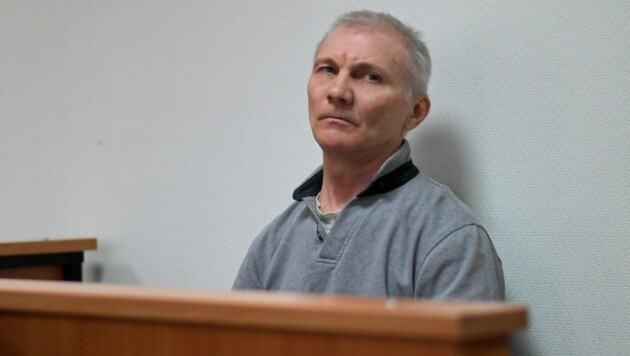 In Russland ist ein alleinerziehender Vater nach einem Antikriegsbild seiner Tochter am Dienstag zu zwei Jahren Straflager verurteilt worden. Das Bild zeigt den 54-jährigen Alexej Moskaljow während der Verhandlung am Montag im Gerichtssaal in Jefremow. (Bild: Associated Press)