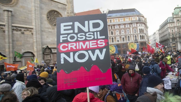 „Stoppt die Gaslobby - Power to the People“ fordern Aktivisten bei der Klimademo in Wien am Dienstag. (Bild: APA/ALEX HALADA)