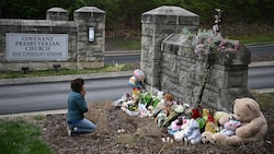 Die Trauer in Nashville ist groß, vor der Schule wurden Blumen und Stofftiere abgelegt. (Bild: AFP)