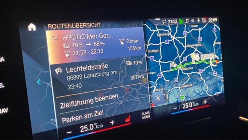 Mit dem Navi kann man sich ganz leicht eine Route mit integrierten Ladestopps berechnen lassen. Allerdings neigt der iX1 dazu, lieber häufiger als voller zu laden. Dadurch bleibt man sehr oft stehen. (Bild: Stephan Schätzl)