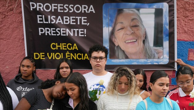 Einen Tag nach dem Messerangriff in São Paulo gedachten Schülerinnen und Schüler der getöteten Lehrerin. (Bild: Andre Penner/AP)