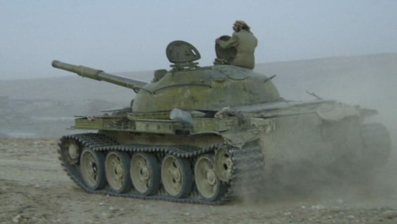 Ein alter russischer T-55 Panzer in Einsatz gegen die Taliban in Afghanistan im Jahr 2001 (Bild: AFP)