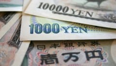 In Japan dürfen Menschen über 65 Jahre ab August nicht mehr bei Bankomaten telefonieren (Symbolbild). (Bild: Erwin Wodicka - wodicka@aon.at, stock.adobe.com)