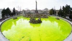 Der grün eingefärbte Hochstrahlbrunnen am Schwarzenbergplatz. (Bild: APA/EVA MANHART)