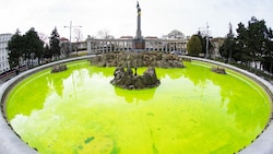 Der grün eingefärbte Hochstrahlbrunnen am Schwarzenbergplatz. (Bild: APA/EVA MANHART)