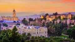 Die Hauptstadt der Costa del Sol mit Kathedrale und maurischer Alcazaba-Festung in der Abenddämmerung. (Bild: Sean Pavone 2016)