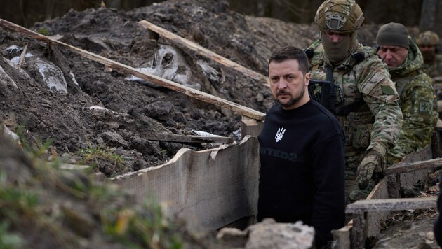 Erst vor wenigen Tagen besuchte der ukrainische Präsident Wolodymyr Selenskyj die Front bei Bachmut, nun dürfte die Ukraine eine neue Offensive starten. (Bild: AFP)