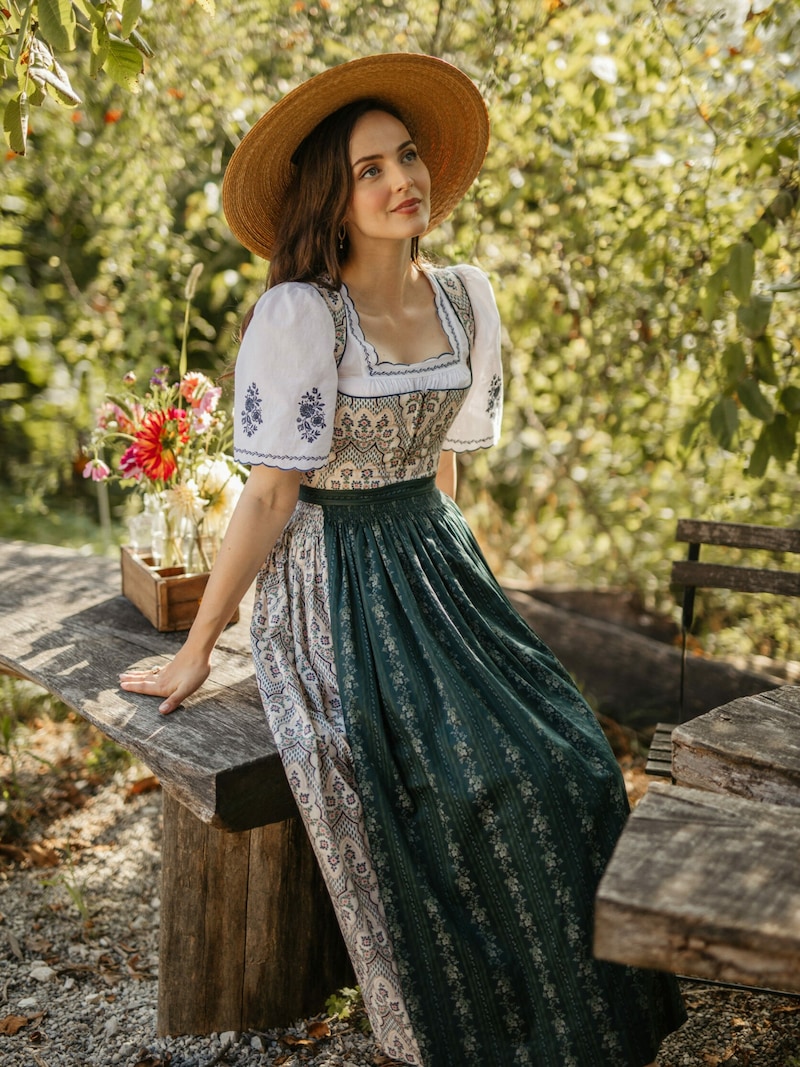 Lena Hoschek setzt bei ihrer Trachtenkollektion auf Tradition, Naturstoffe und die Liebe zum Detail. (Bild: Aida Dapo/@iddavanmunster)