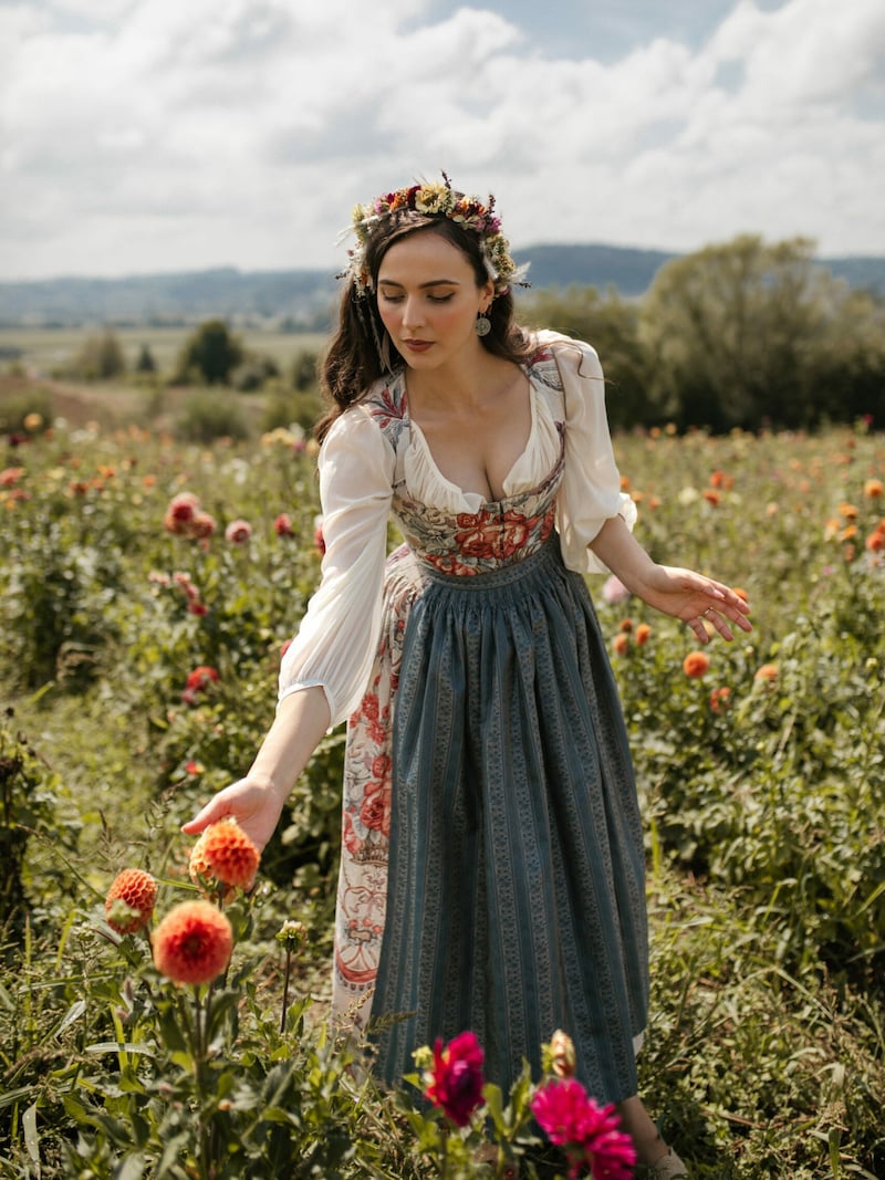 Bei den Dirndl-Kreationen von Lena Hoschek kommen Romantikerinnen voll auf ihre Kosten. (Bild: Aida Dapo/@iddavanmunster)