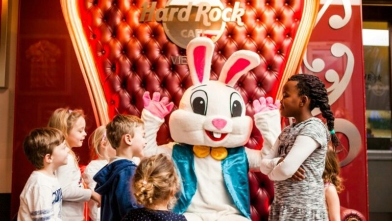 Der Osterhase besucht das Hard Rock Cafe. (Bild: Philipp Lipiarski)