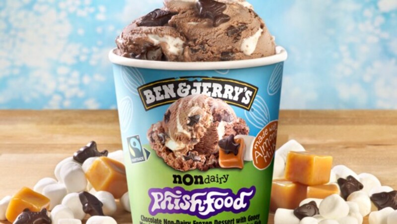 Veganes Schokoladeneis mit süßen Marshmallow- und Karamell-Swirls trifft auf schokoladige Chunks in Fischform. Das ist das neue Phish Food benannt nach der gleichnamigen Band „Phish“. (Bild: Ben & Jerry‘s)