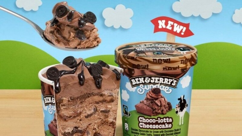 Mit der neuen Choco-Lotta Cheesecake Sorte erwartet euch ein Käsekuchen-Eis mit schokoladigen Stückchen und Cookiestrudeln, softem Schoko-Topping und noch mehr Swirls und Chunks aus Schokolade. (Bild: Ben & Jerry‘s)