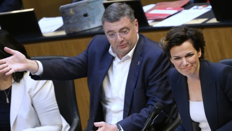 SPÖ-Chefin Pamela Rendi-Wagner und der stellvertretende Klubobmann Jörg Leichtfried (Bild: APA/ROBERT JAEGER)