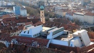 Sticht in der roten Dächer-Landschaft hervor: Das Dach von Kastner & Öhler (Bild: Christian Jauschowetz)