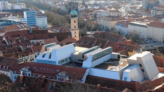 Sticht in der roten Dächer-Landschaft hervor: Das Dach von Kastner & Öhler (Bild: Christian Jauschowetz)