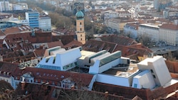 Sticht in der roten Dächer-Landschaft hervor: Das Dach von Kastner & Öhler (Bild: Christian Jauschowetz)