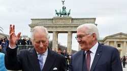 König Charles mit Frank-Walter Steinmeier vor dem Brandenburger Tor (Bild: APA/Wolfgang Rattay/Pool via AP)