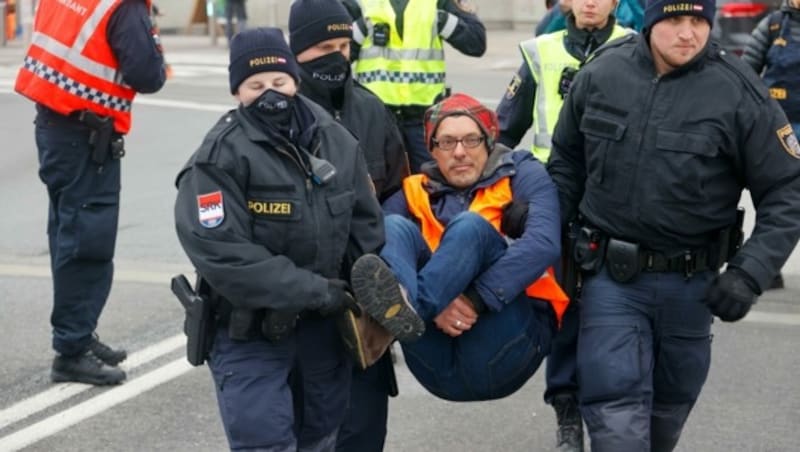 Nach dem Protest trugen die Beamten die Demonstranten von der Fahrbahn. (Bild: Tschepp Markus)