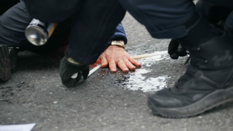 Erst nach einer Stunde konnten Polizeibeamte die Klimakleber behutsam mittels Lösungsmittel von der Fahrbahn lösen. (Bild: Tschepp Markus)