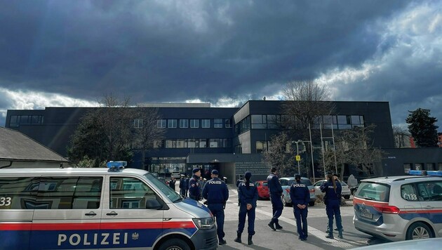 Mittlerweile schon alltäglich: Die Polizei muss in einer Kärntner Schule anrücken. (Bild: Marcel Tratnik)