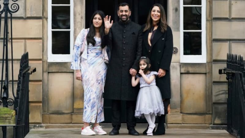 Humza Yousaf mit Gattin Nadia El-Nakla, Tochter Amal (3) und Stieftochter Maya (Bild: AP)