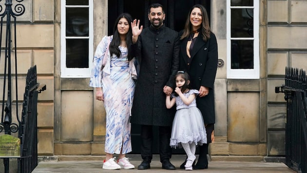 Schottlands Regierungschef Humza Yousaf mit Ehefrau Nadia El-Nakla, Tochter Amal und Stieftochter Maya (Bild: AP)