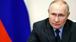 Bisher war die offizielle Version aus dem Kreml: Russland hätte ausreichend Gegenmittel gegen die Sanktionen. Nun überrascht Präsident Wladimir Putin mit einem Eingeständnis. (Bild: AP)