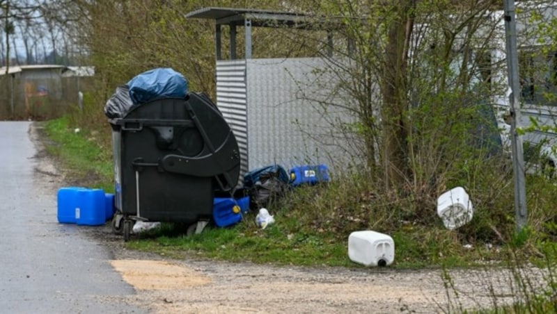 Der Platz mutierte in den letzten Tagen wieder einmal mehr zur Müllhalde. (Bild: Dostal Harald)