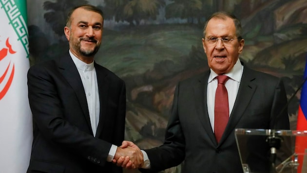 von links: Der iranische Außenminister Hussein Amirabdollahian und sein russischer Amtskollege Sergej Lawrow bei ihrem Treffen am Mittwoch (Bild: AP)