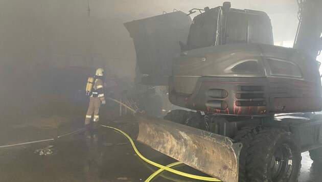 Im Zuge des Brandes kam es zu einer starken Rauchentwicklung. (Bild: zoom.tirol)